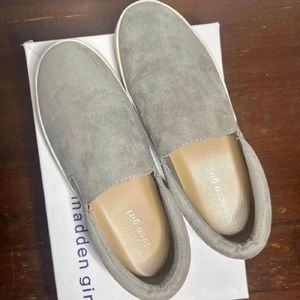 Gently Worn/Like New
Brand: Madden Girl
Style: Gemma 
Color: Grey
size: 8
$30